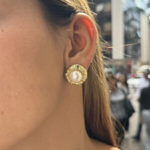 Topo borde con microcirnones y perla en el centro en rodio