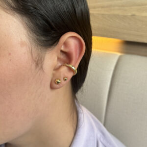 Earcuff bordes trenzados y centro liso en rodio