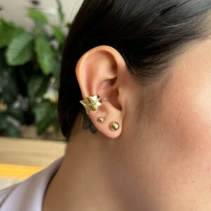 Earcuff ahuecado con línea en el centro en rodio