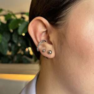 Earcuff con textura brillante en niquel