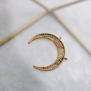 Dije media luna con zircones multicolor en rodio