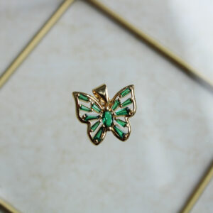 Dije mariposa con zircones verdes en rodio