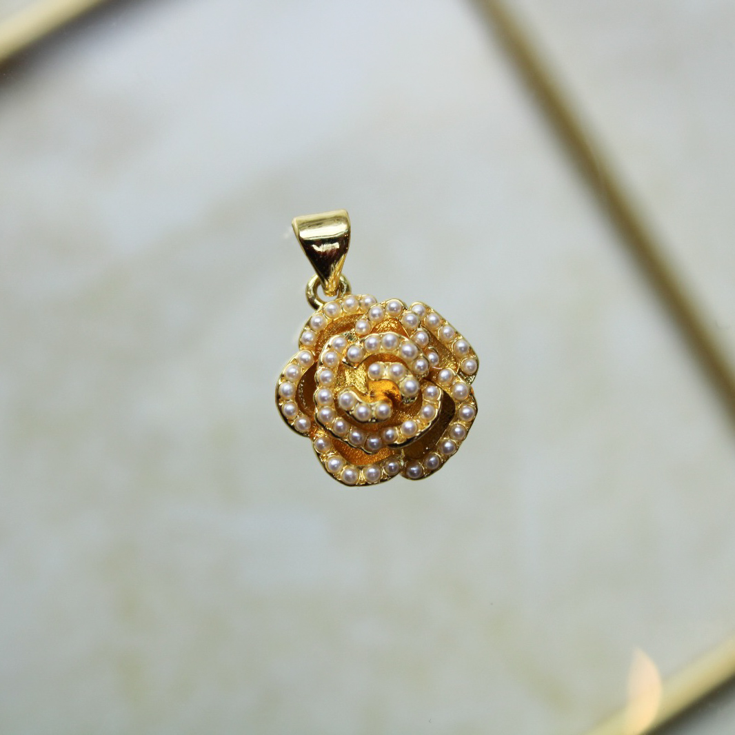 Dije rosa con perlas en rodio