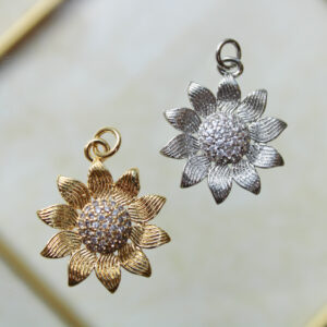 Dije girasol con zircones en rodio