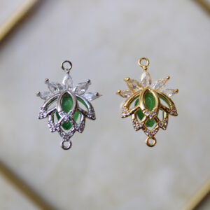 Dije flor de loto con zircones en rodio