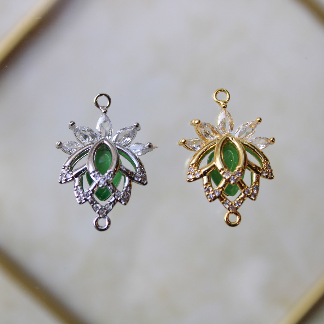 Dije flor de loto con zircones en rodio