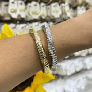 Brazalete acanalado con zircones en rodio