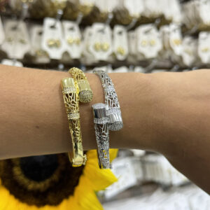 Brazalete ahuecado con zircones en rodio