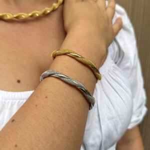 Brazalete cruzado multitextura en rodio
