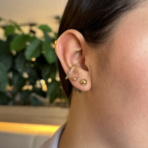 Earcuff liso con zircones multicolor en rodio