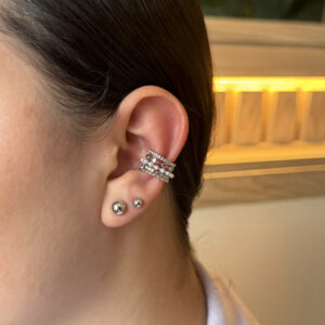 Earcuff líneas multitextura con perlas en rodio