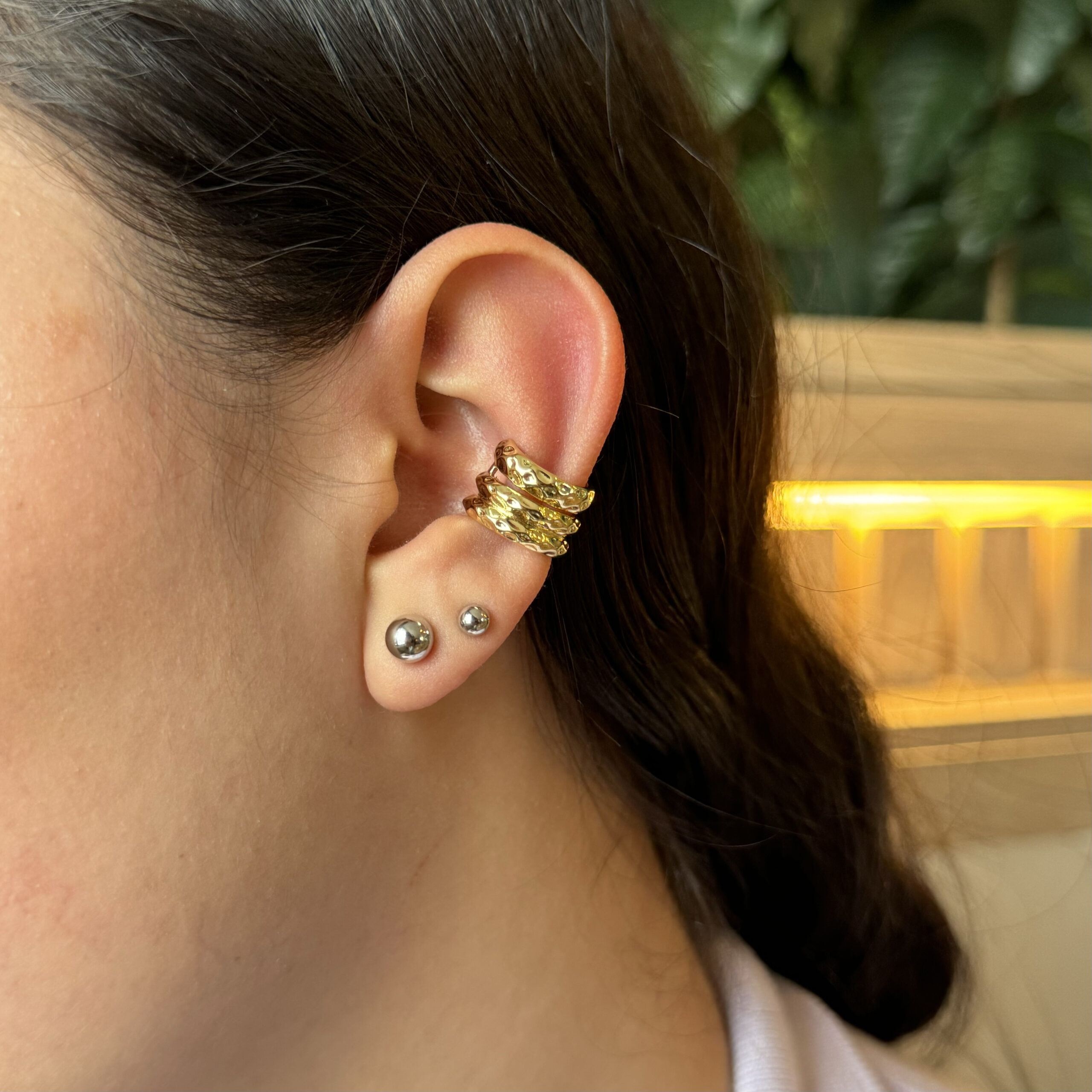 Earcuff tres líneas martillado en rodio