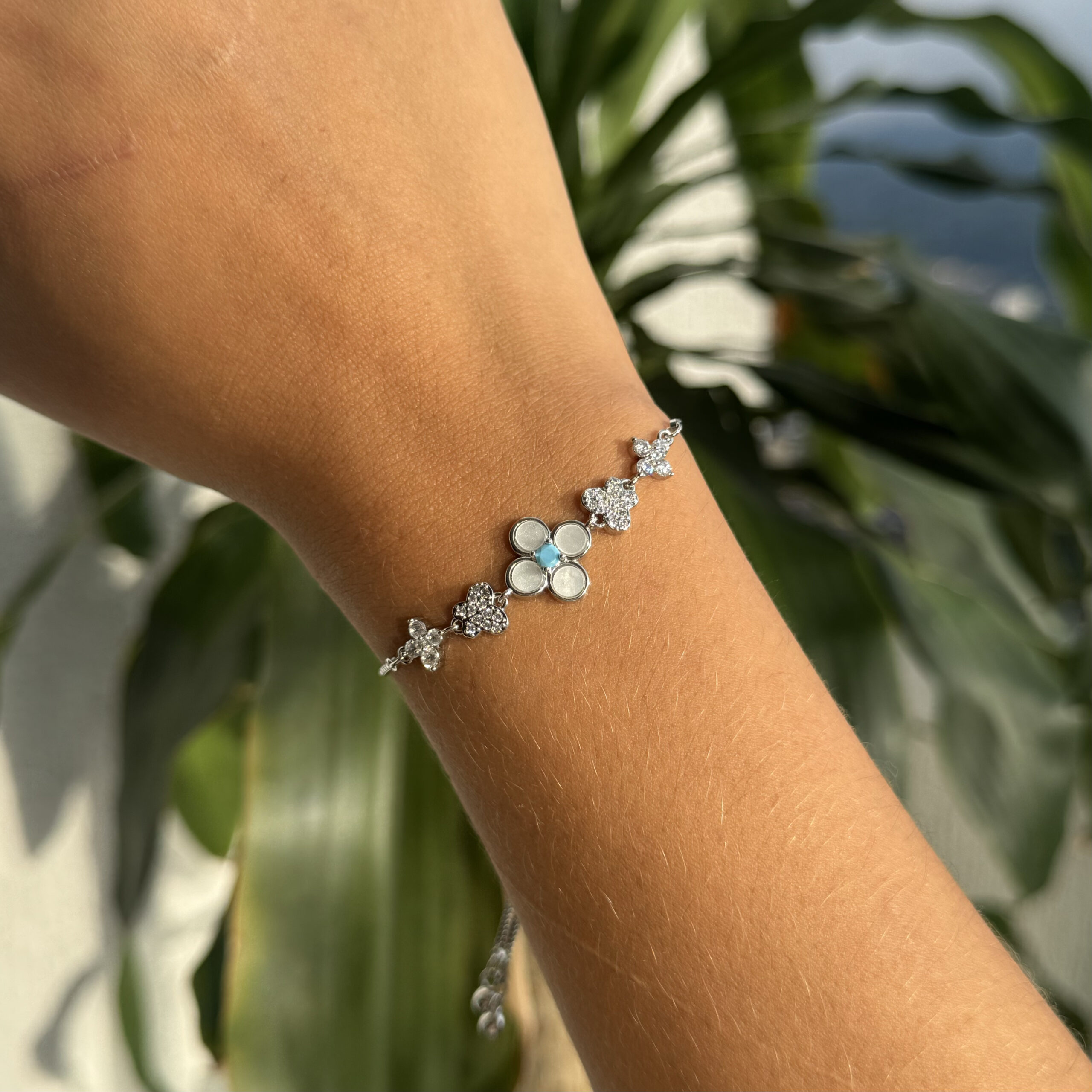 Pulsera flor centro azul y zircones en rodio - Imagen 3