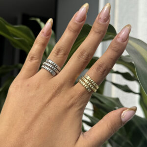 Anillo tres líneas acanalado con zircones en rodio