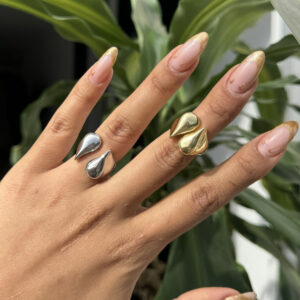 Anillo gota en punta liso en rodio