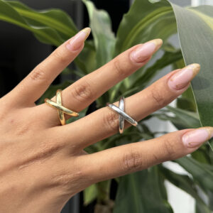 Anillo equis delgado liso en rodio