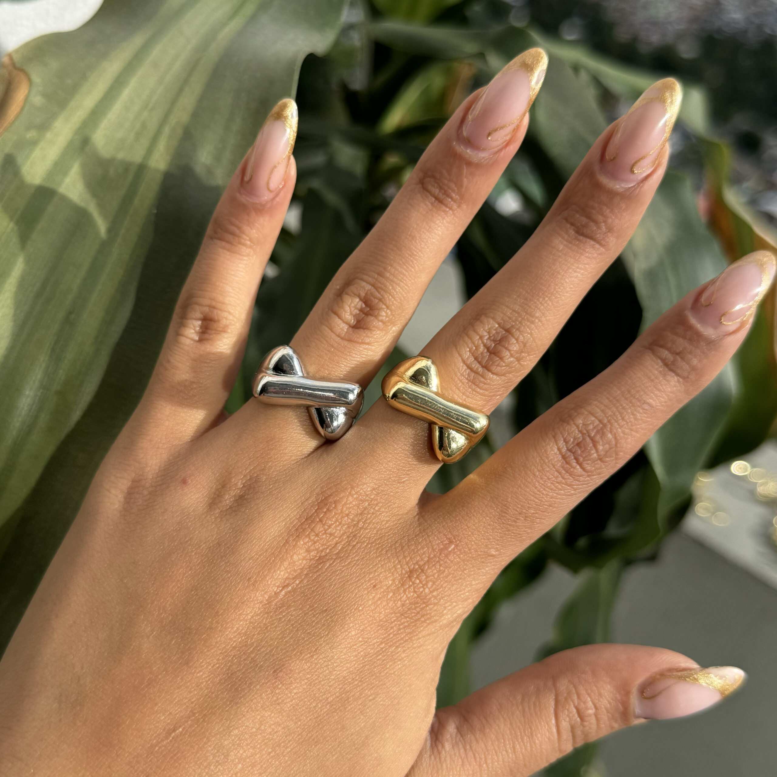 Anillo equis pegada chunky en rodio