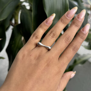 Anillo tipo gota delgada chunky en rodio