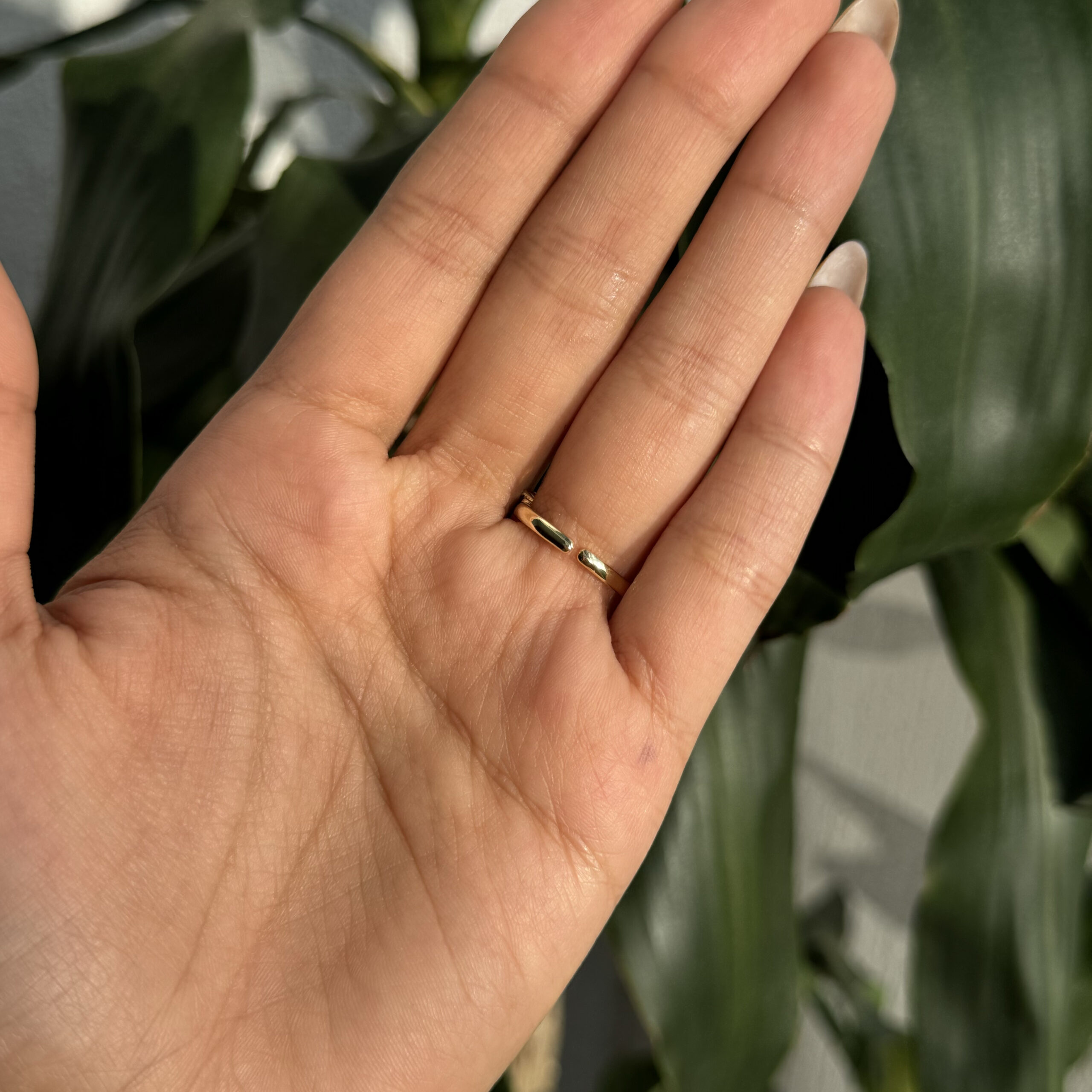 Anillo delgado con círculos y zircones en rodio - Imagen 4