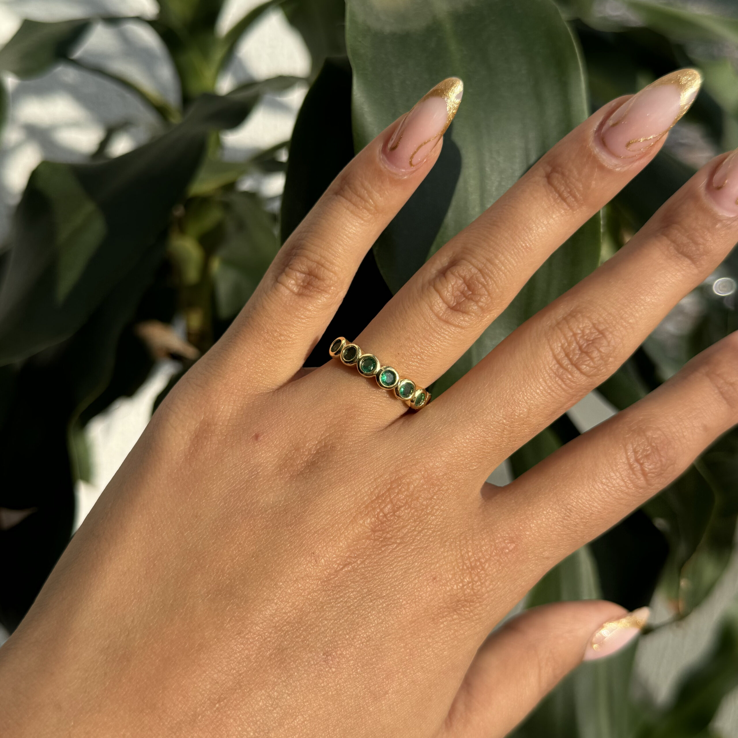 Anillo delgado con círculos y zircones en rodio - Imagen 2