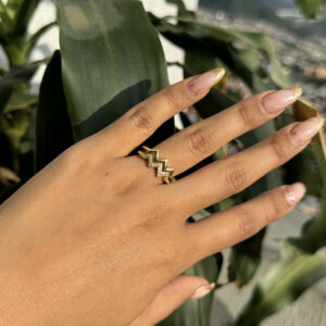 Anillo zig zag con zircones en rodio