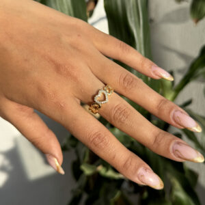 Anillo corazones ahuecados con zircones en rodio