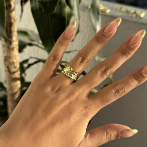 Anillo martillado con textura en rodio