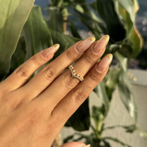 Anillo terminado en punta con zircones en rodio