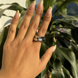 Anillo liso irregular en rodio