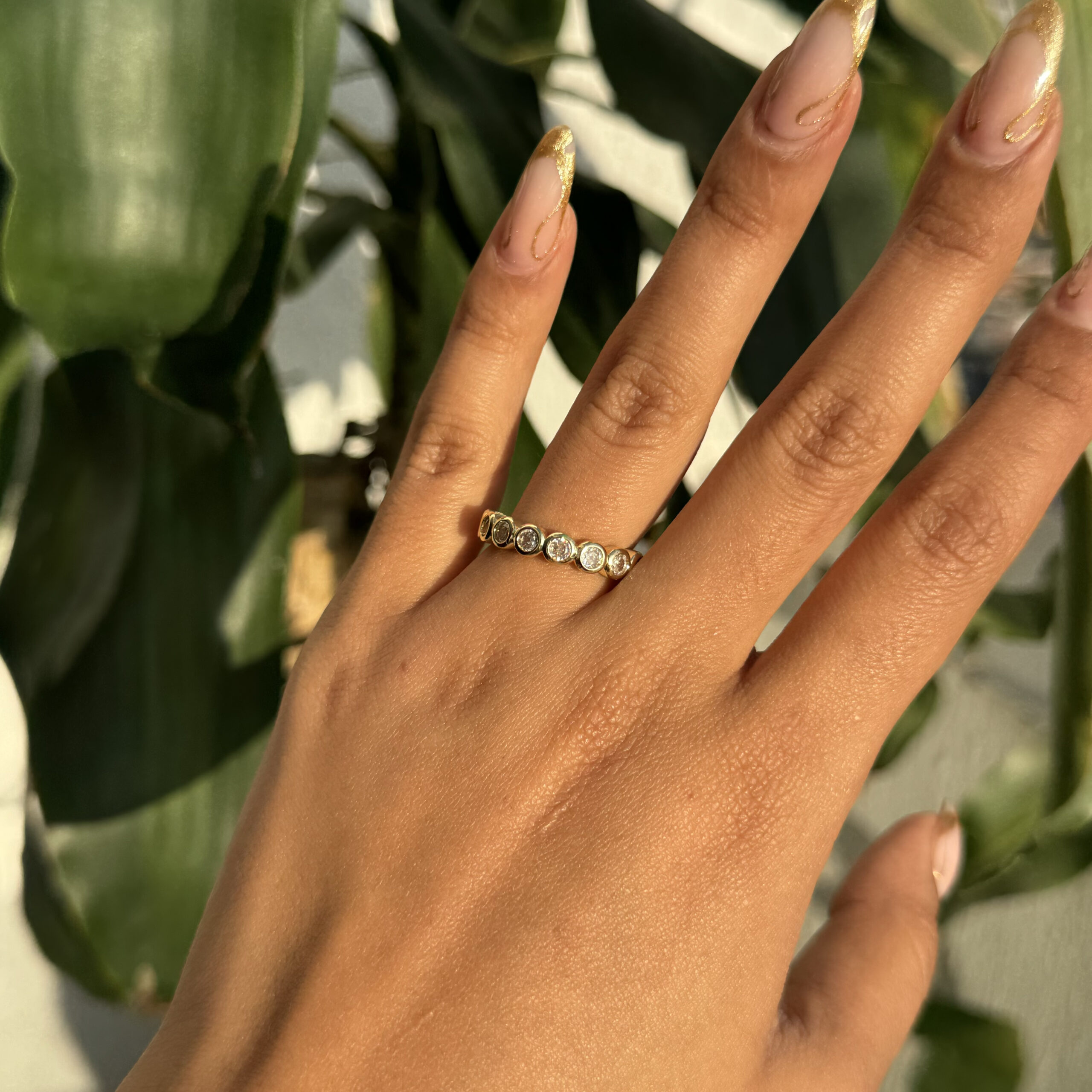 Anillo delgado con círculos y zircones en rodio - Imagen 3