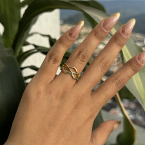 Anillo ondas con zircones en rodio