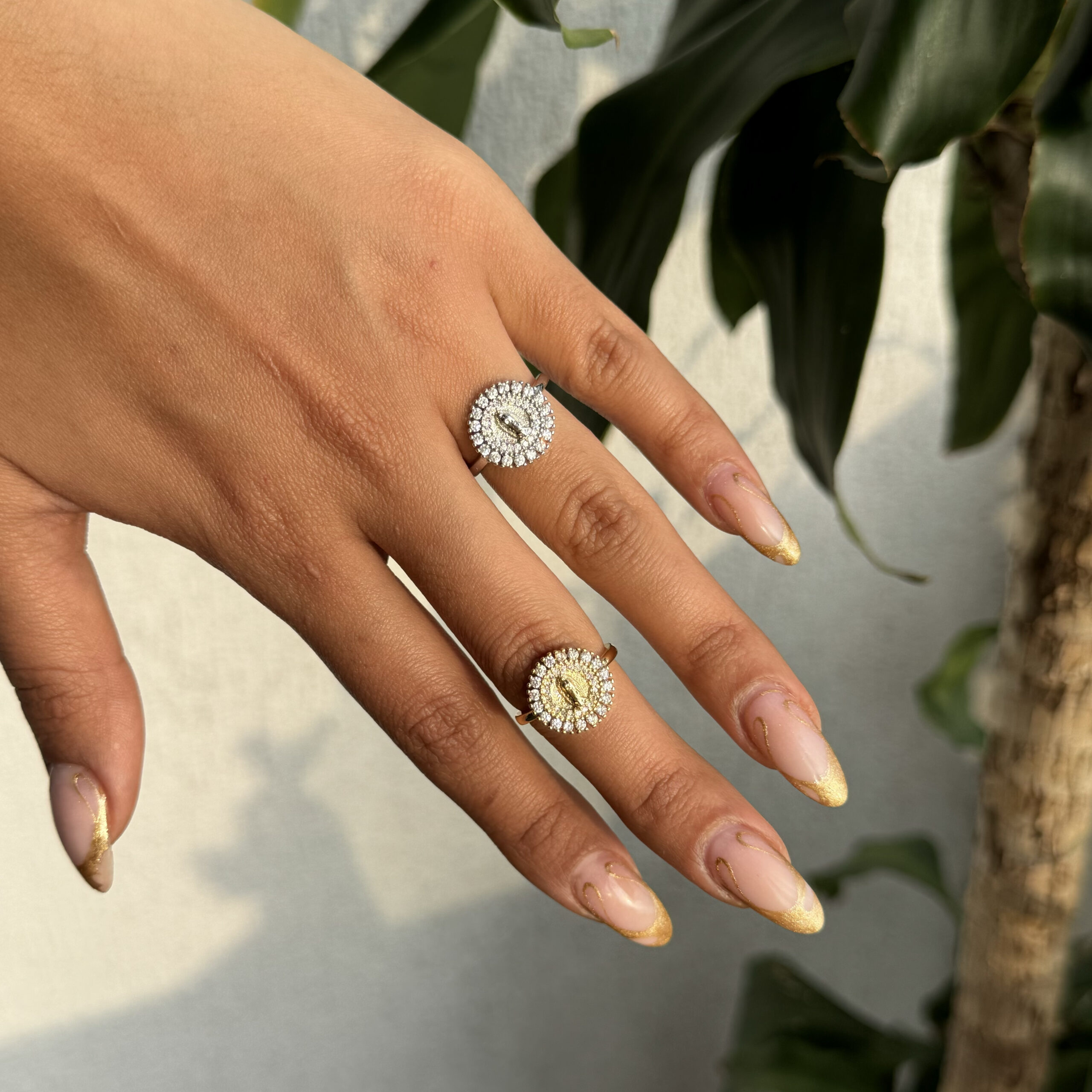 Anillo virgen de Guadalupe con zircones en rodio