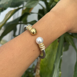 Brazalete con detalle en balín y perla con zircones en rodio