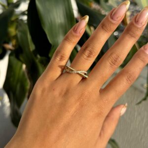 Anillo línea diagonal y curva con circones en rodio